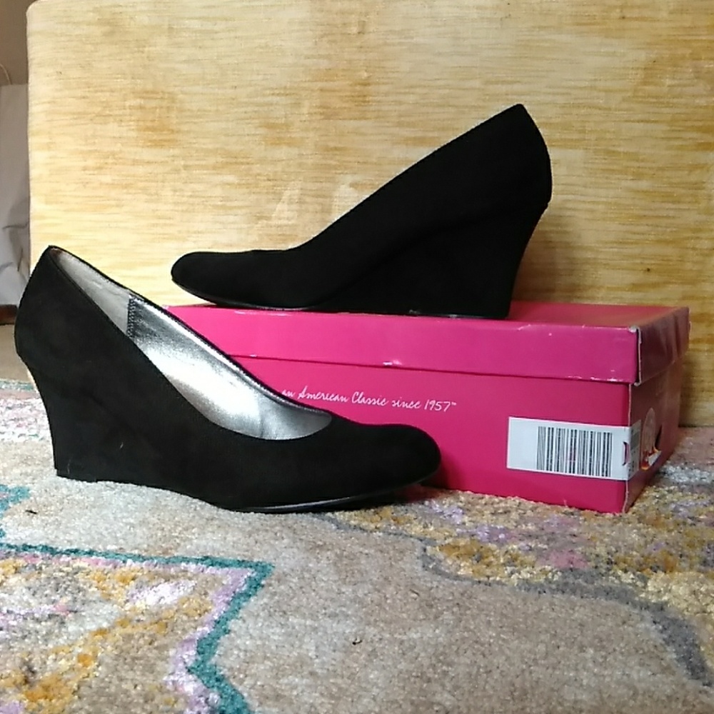 Black wedge heels